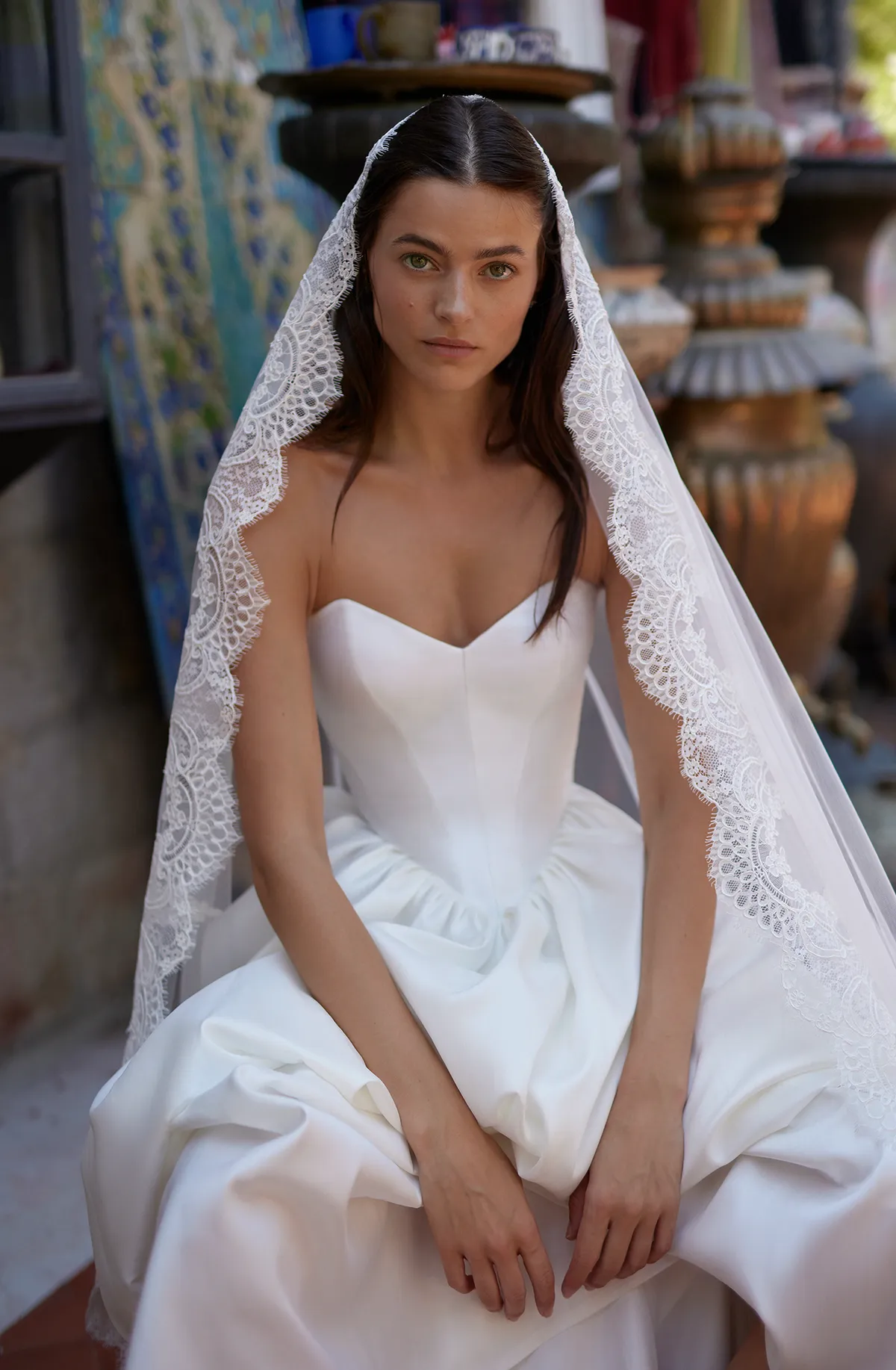 A model showcases the Arava Polak Blanch dress